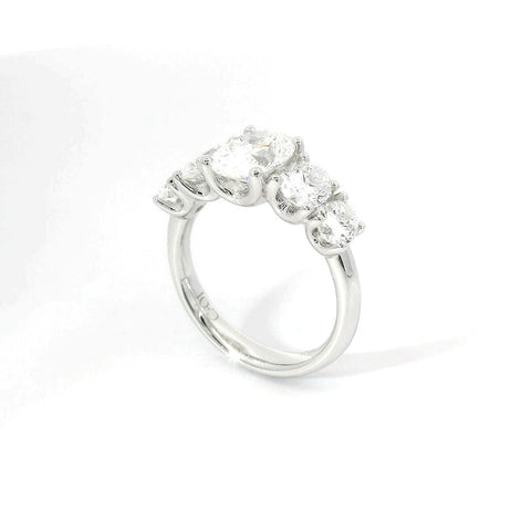 Fedina a gradazione in oro bianco con 5 diamanti lab-grown taglio ovale, 3,20 carati.