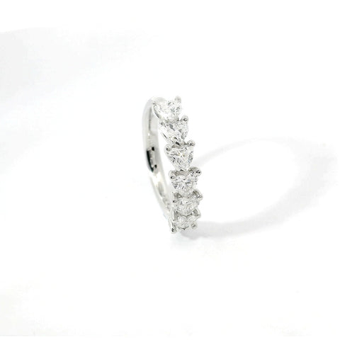 Fedina a 7 pietre in oro bianco con diamanti lab-grown taglio cuore, 1,35 carati.