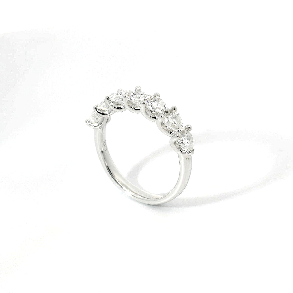 Fedina a 7 pietre in oro bianco con diamanti lab-grown taglio cuore, 1,35 carati.