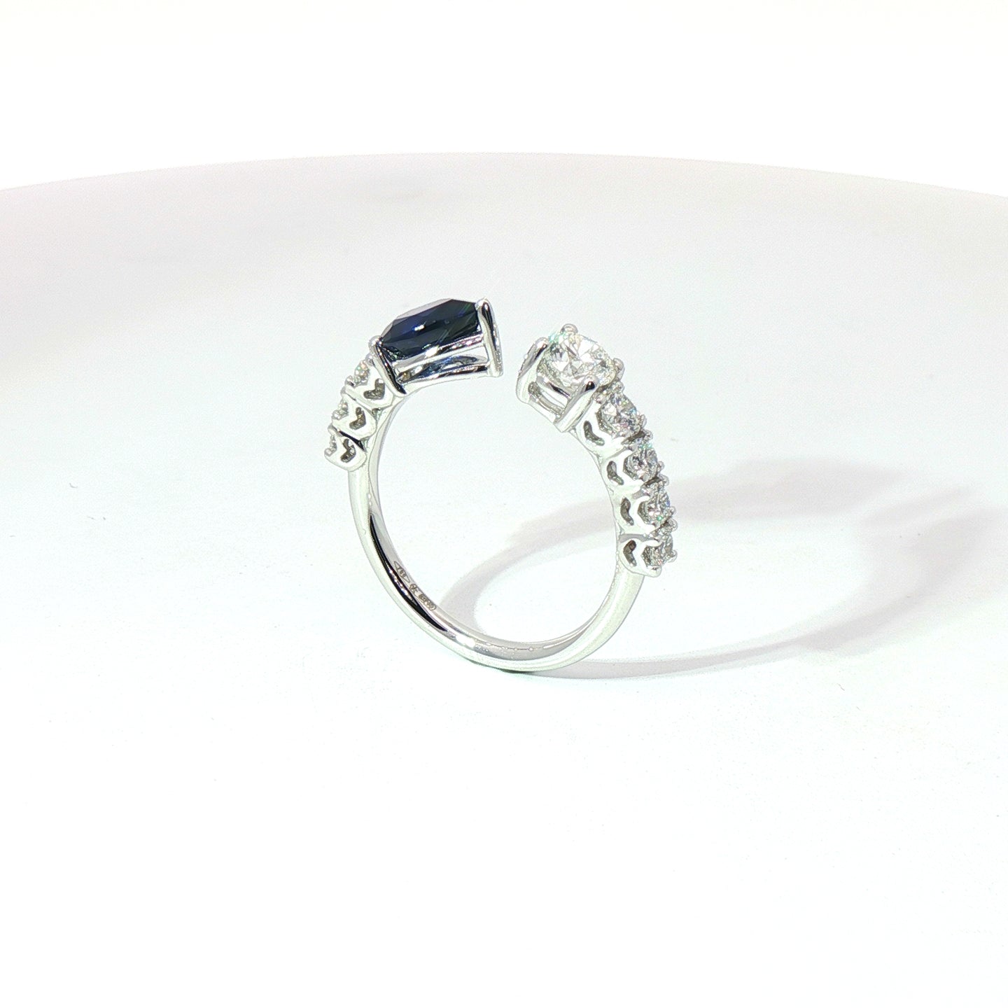 Anello in oro bianco con zaffiro Lab-Grown taglio goccia e diamanti Lab-Grown taglio brillante.
