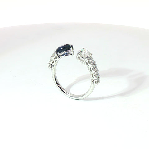 Anello in oro bianco con zaffiro Lab-Grown taglio goccia e diamanti Lab-Grown taglio brillante.