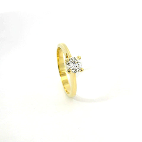 Solitario in oro giallo con diamante lab-grown taglio brillante, 0,50 carati.