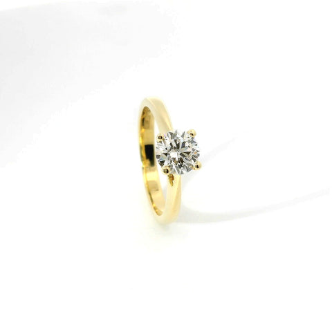 Solitario in oro giallo con diamante lab-grown taglio brillante, 0,92 carati.