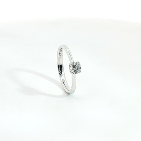 Solitario in oro bianco con diamante Lab-Grown taglio brillante, 0,31 carati.