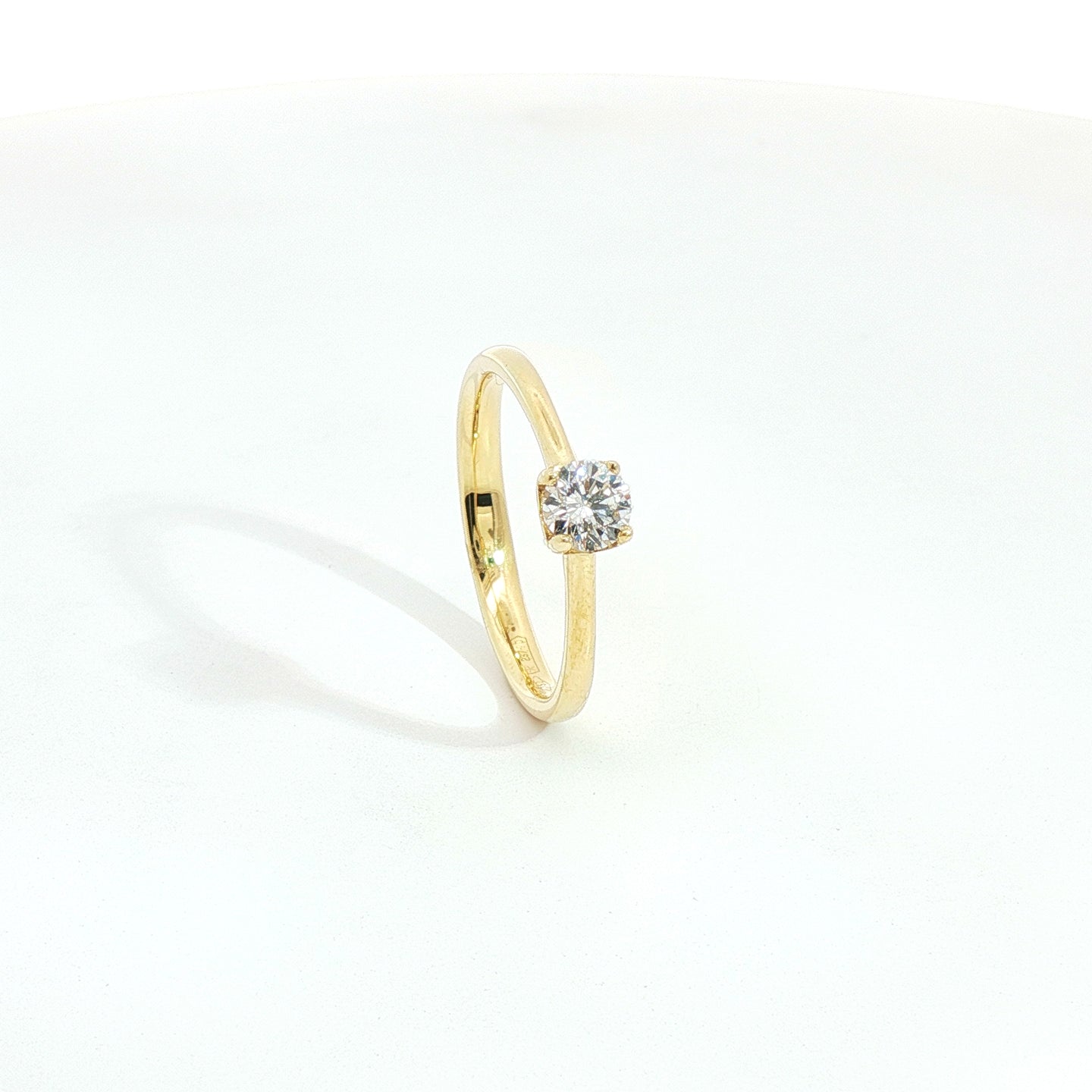 Solitario in oro giallo con diamante Lab-Grown taglio brillante, 0,31 carati.