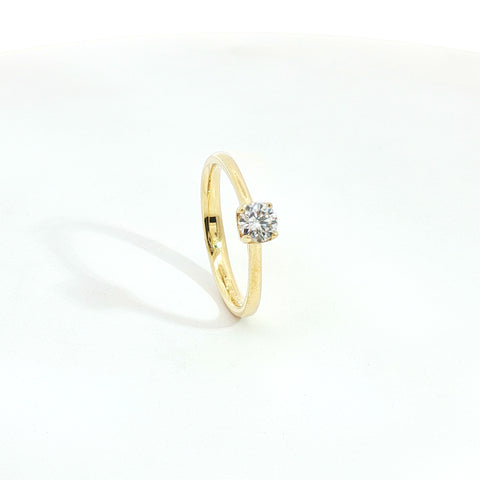 Solitario in oro giallo con diamante Lab-Grown taglio brillante, 0,31 carati.