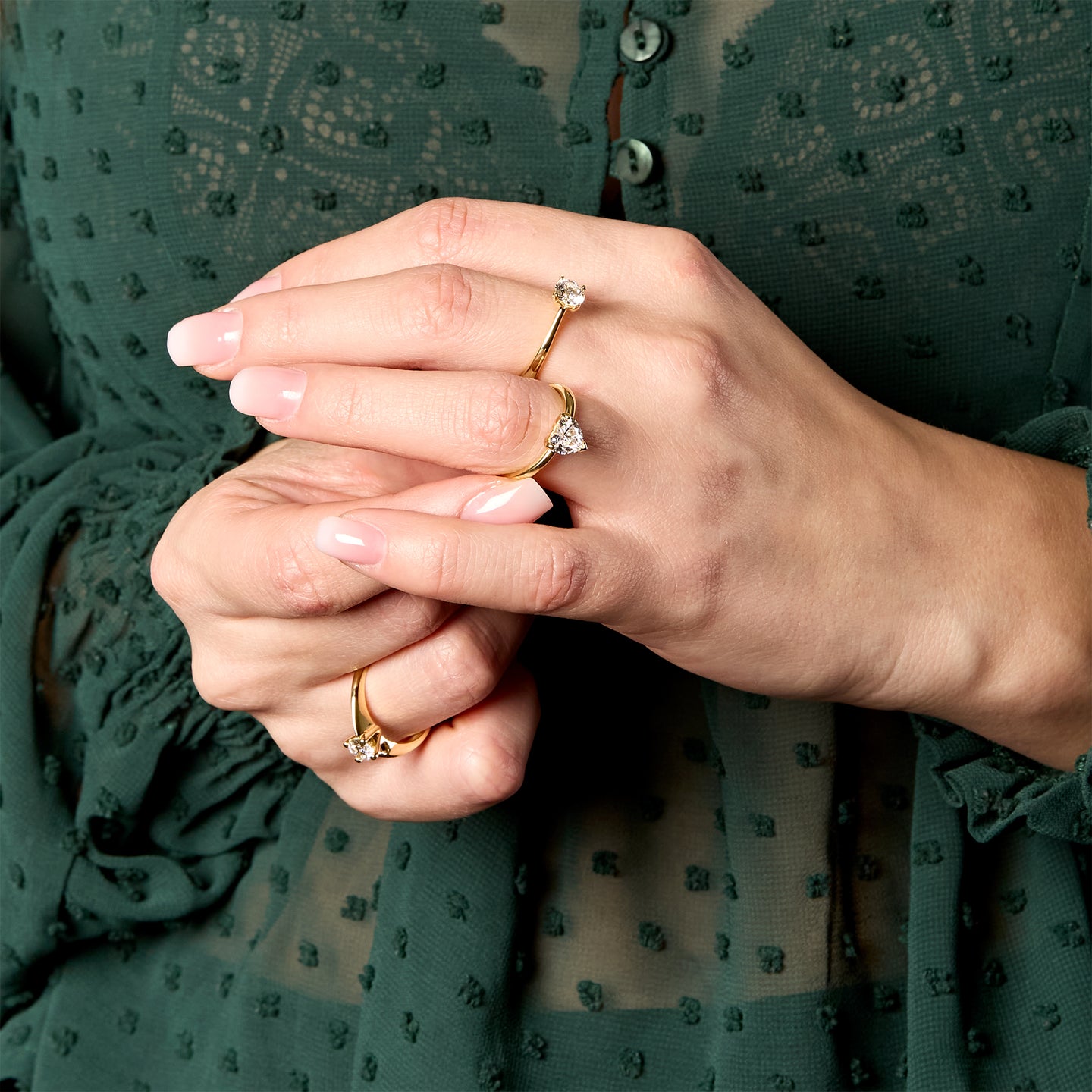 Solitario in oro giallo con diamante lab-grown taglio brillante, 0,68 carati.