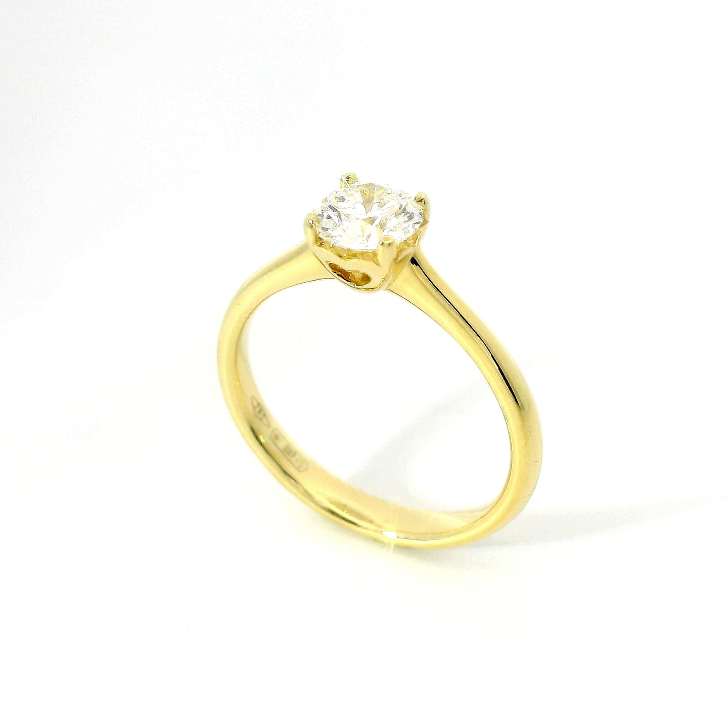 Solitario in oro giallo con diamante lab-grown taglio brillante, 0,68 carati.