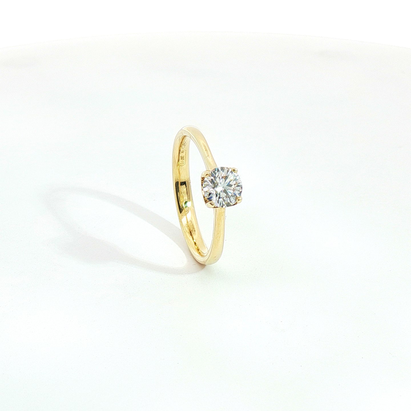 Solitario in oro giallo con diamante Lab-Grown taglio brillante, 0,50 carati.