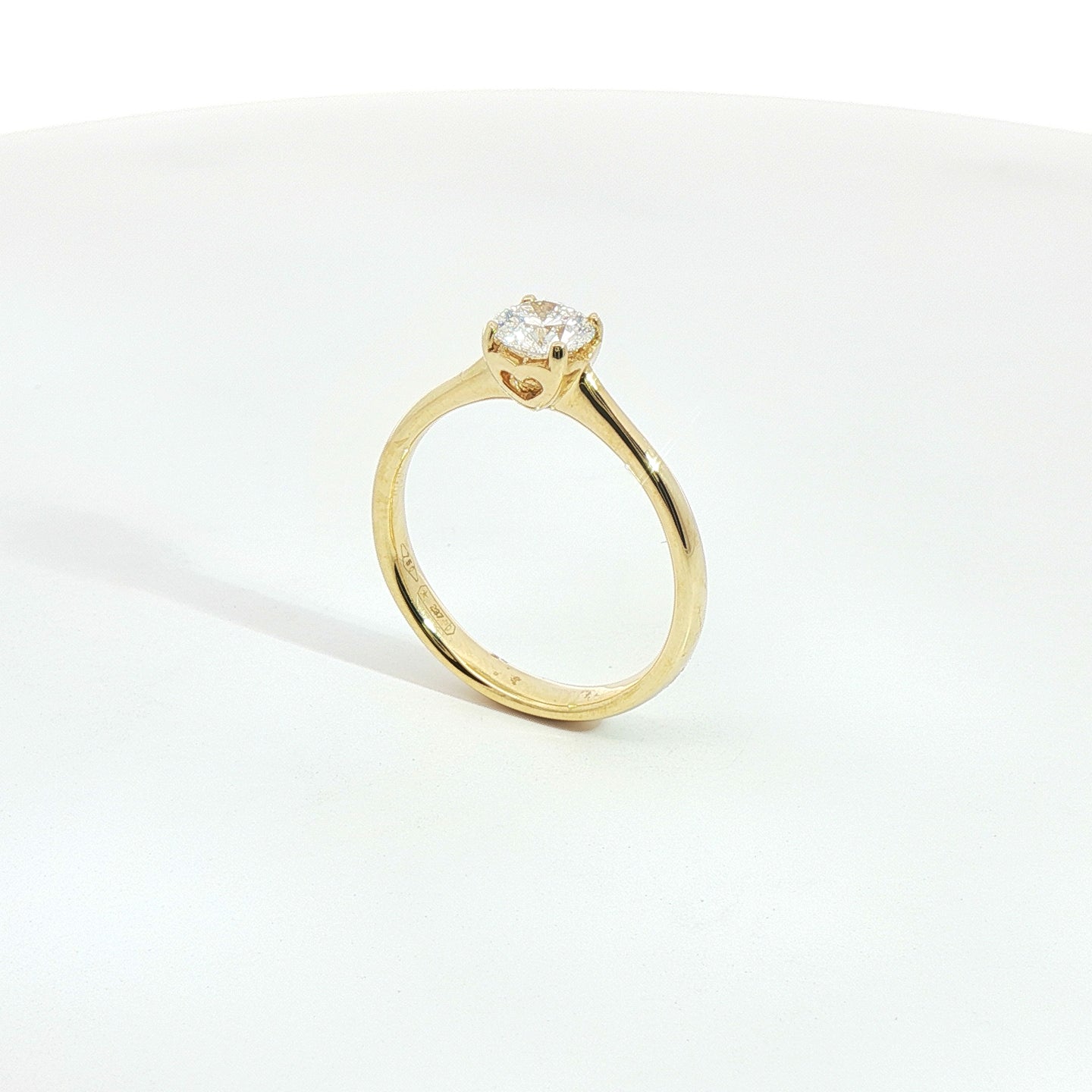 Solitario in oro giallo con diamante Lab-Grown taglio brillante, 0,50 carati.