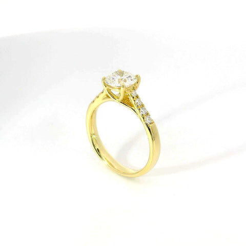 Solitario in oro giallo con diamanti lab-grown taglio brillante sul gambo, 1,41 carati.