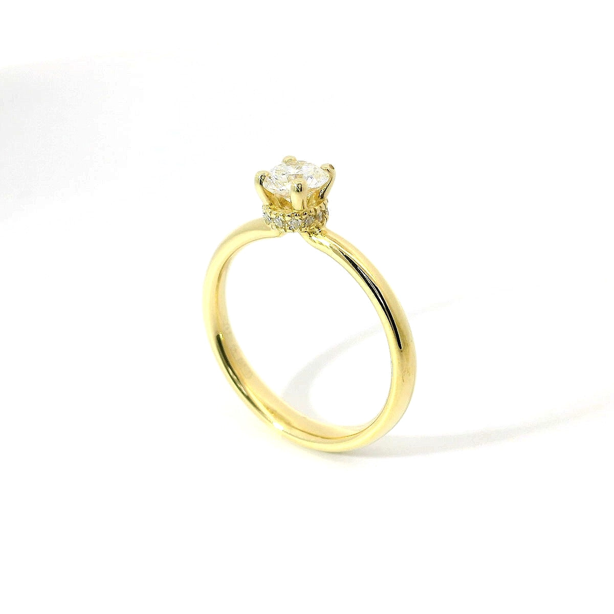 solitario in oro giallo con diamante lab-grown taglio brillante con bt sul castone, 0,55 carati