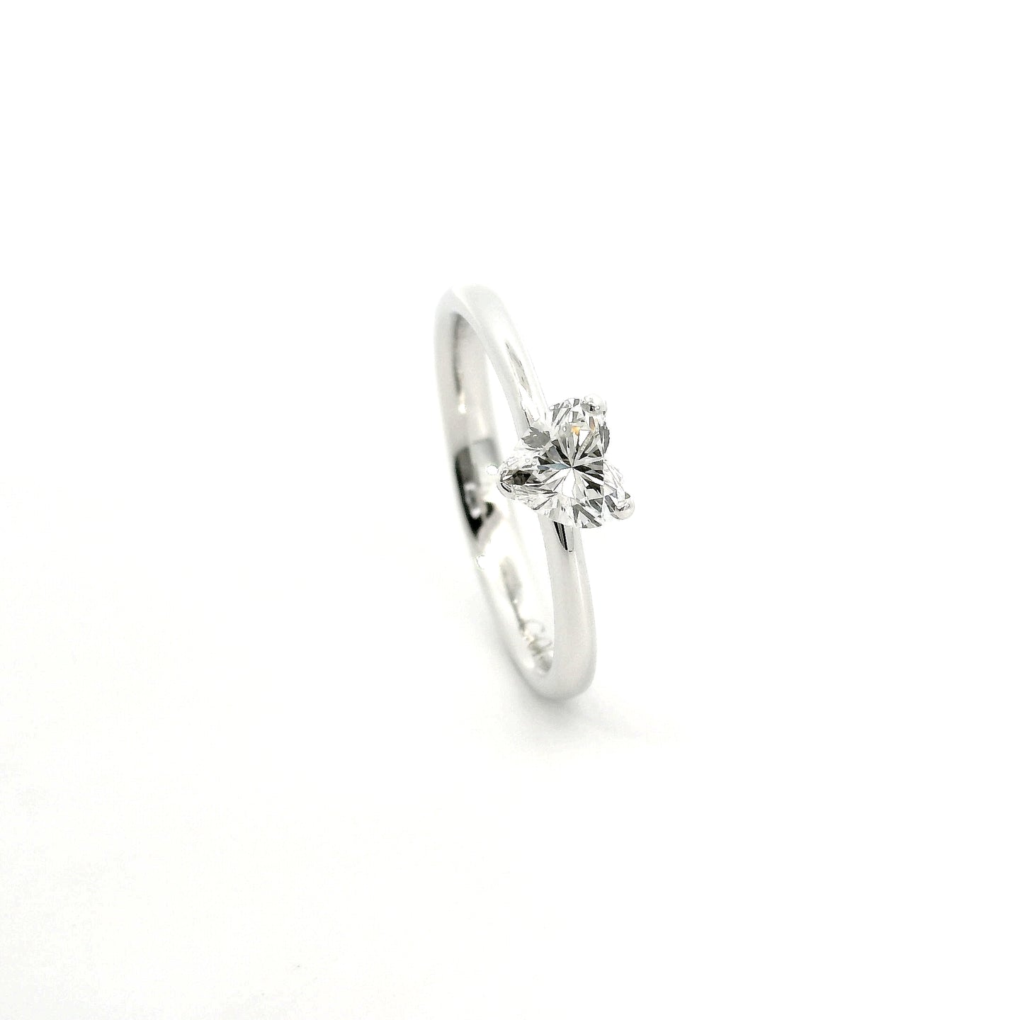 Solitario in oro bianco con diamante lab-grown taglio cuore, 0,50 carati.