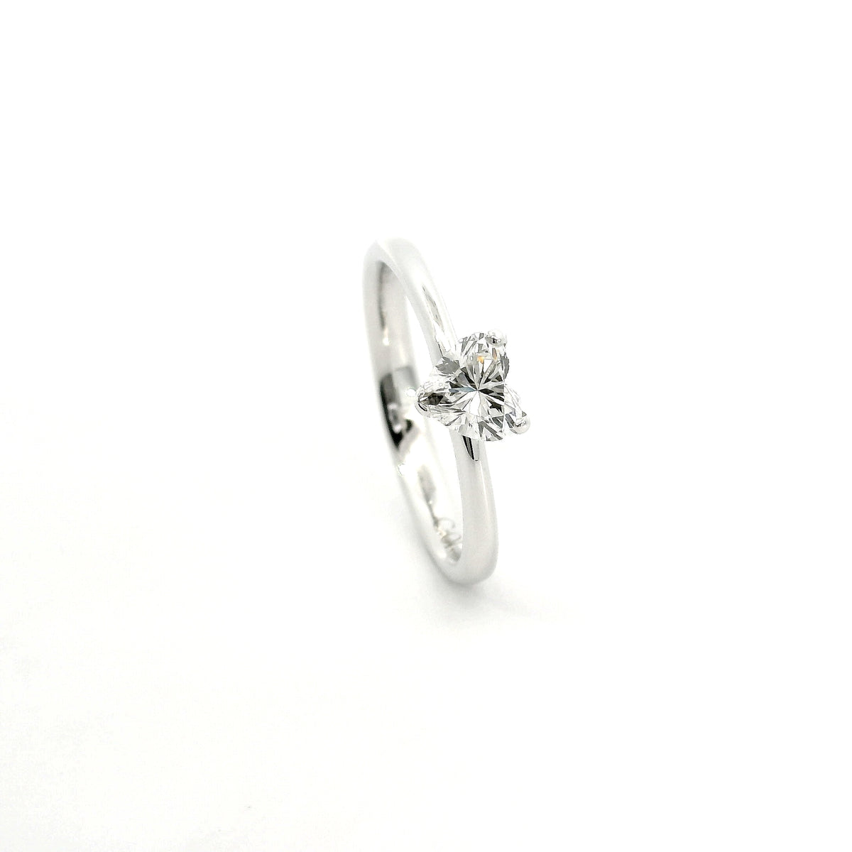 Solitaire in white gold with heart-cut lab-grown diamond, 1.00 carats.