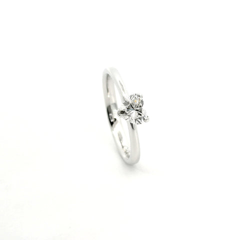 Solitario in oro bianco con diamante lab-grown taglio cuore, 0,50 carati.