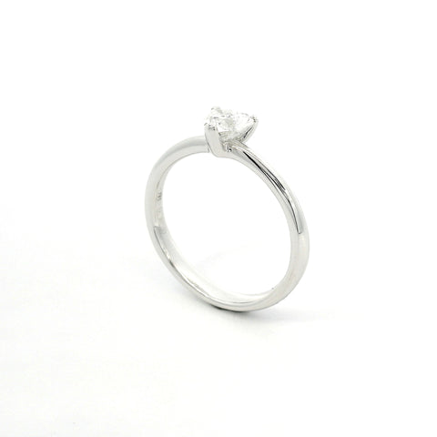 Solitario in oro bianco con diamante lab-grown taglio cuore, 0,50 carati.