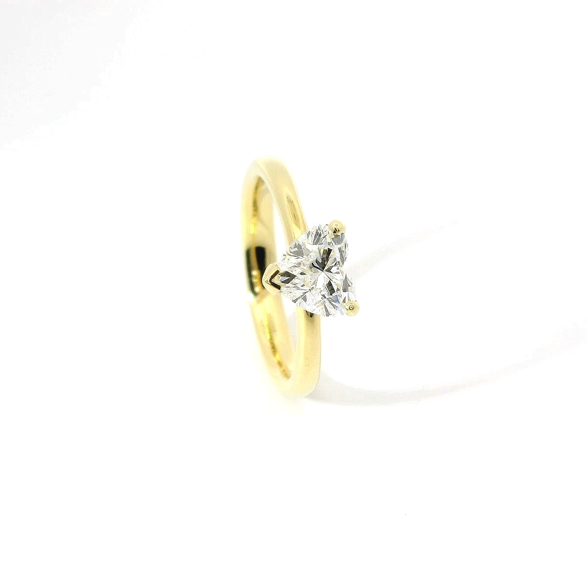 Solitaire in white gold with heart-cut lab-grown diamond, 1.00 carats.