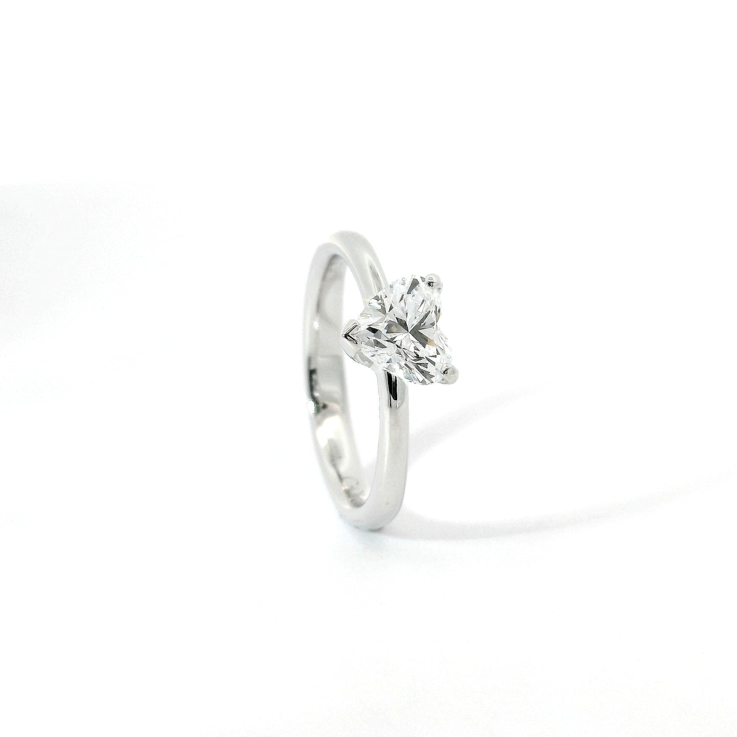 Solitario in oro bianco con diamante lab-grown taglio cuore, 1,02 carati.