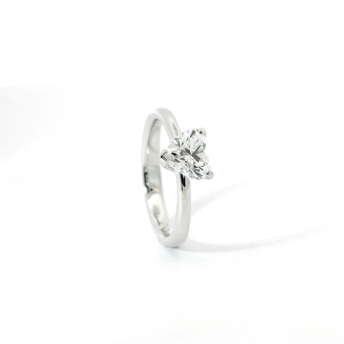 Solitaire in white gold with heart-cut lab-grown diamond, 1.00 carats.