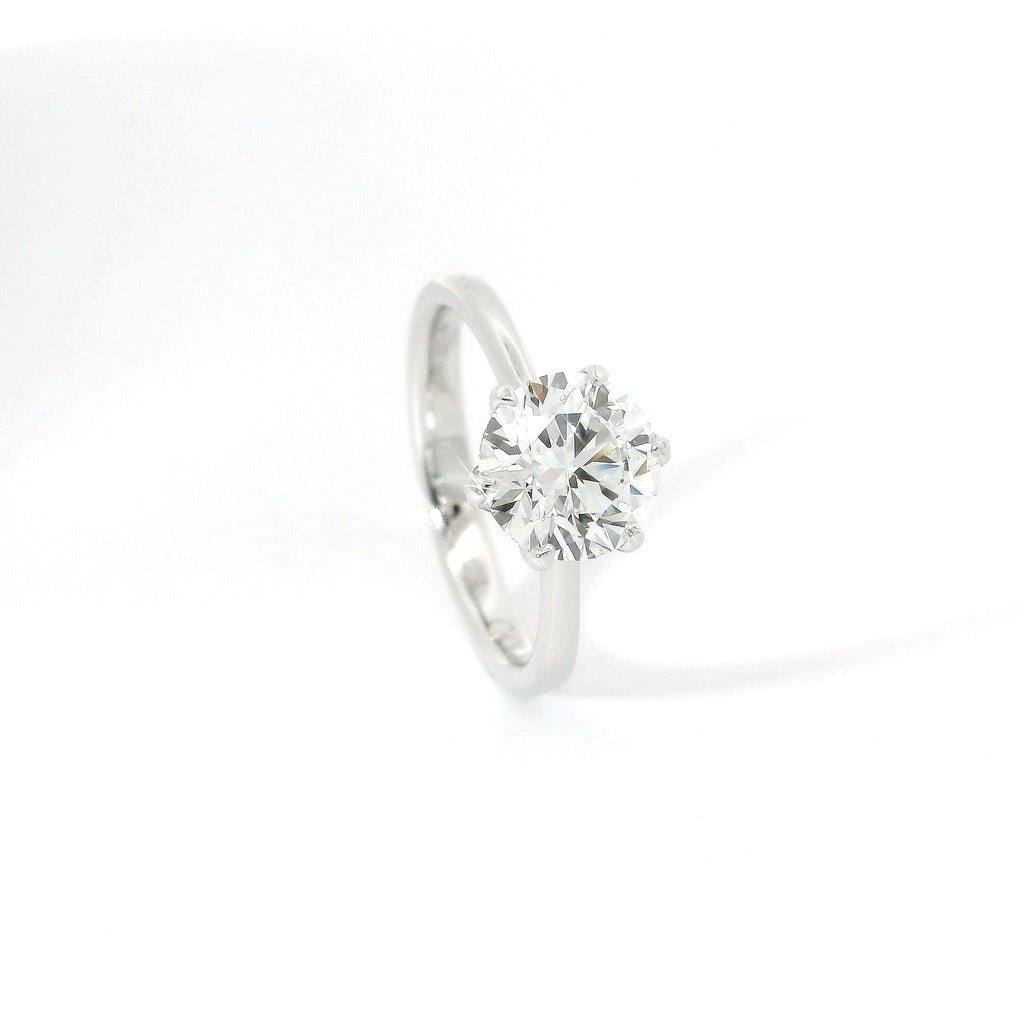 Solitaire in white gold with brilliant-cut lab-grown diamond, 1.80 carats.