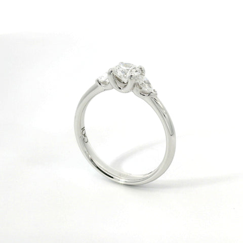 Trilogy in oro bianco con diamante centrale  lab-grown taglio brillante e 2 diamanti  lab-grown a goccia sul gambo, 0,70 carati.