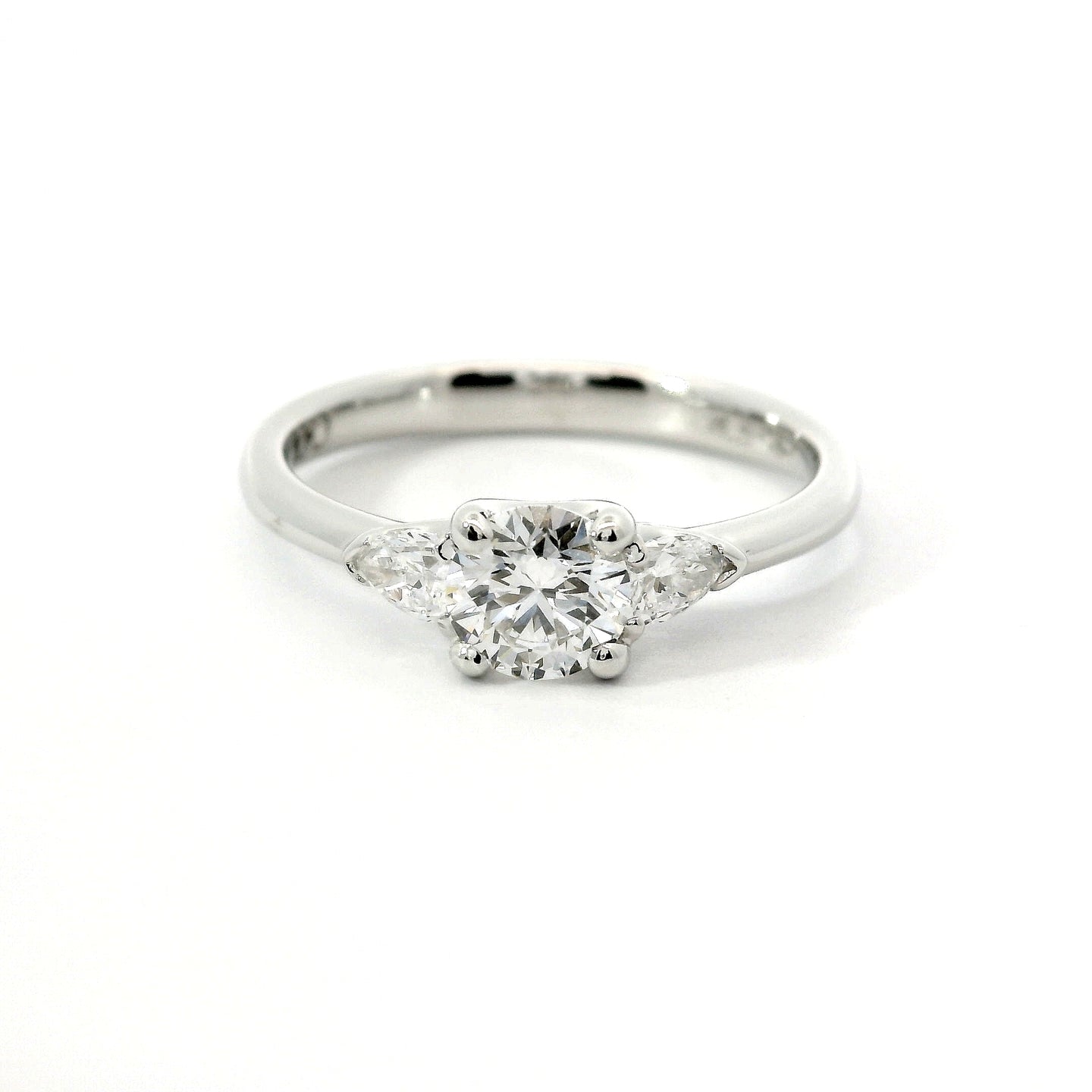 Trilogy in oro bianco con diamante centrale  lab-grown taglio brillante e 2 diamanti  lab-grown a goccia sul gambo, 0,70 carati.