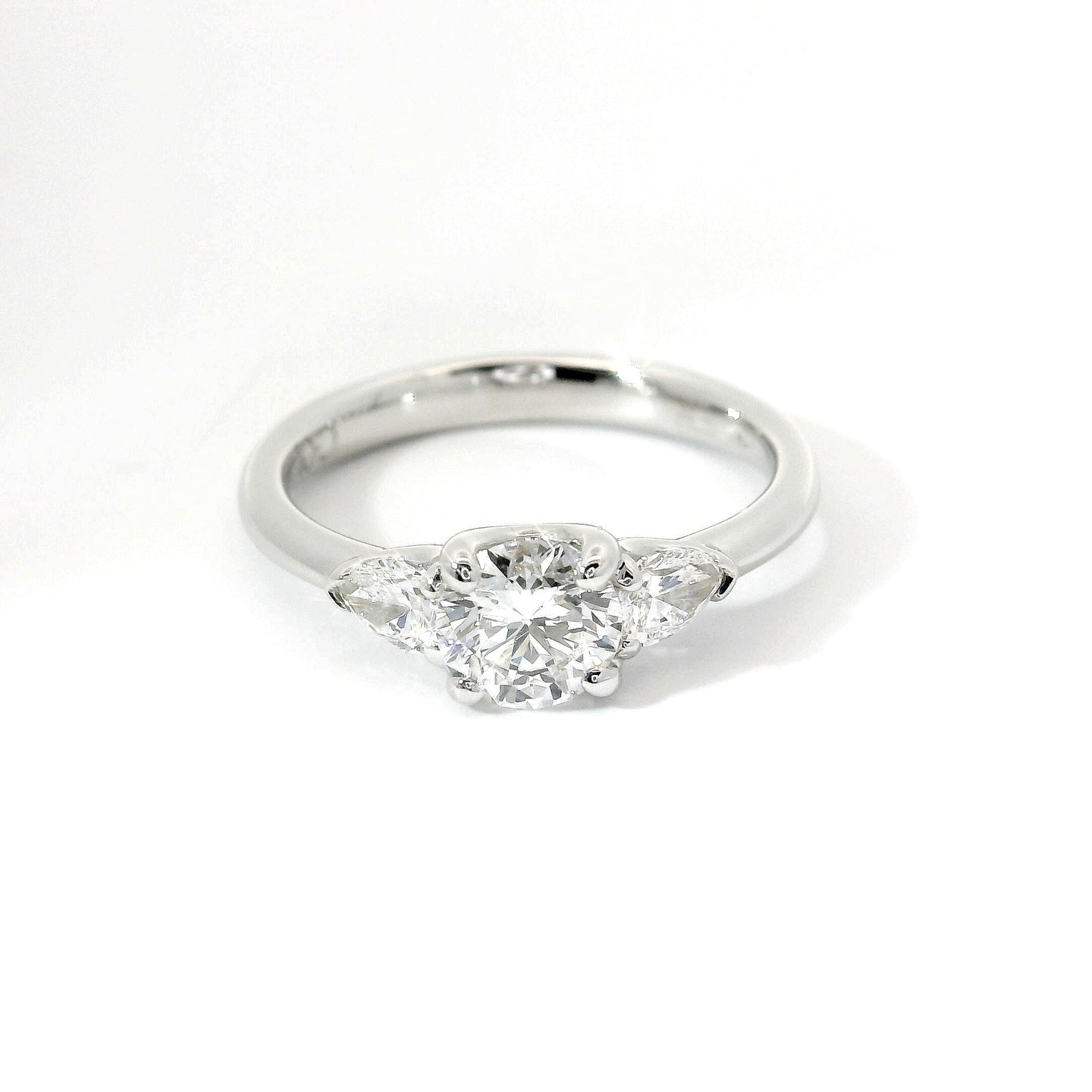 Trilogy in oro bianco con diamante centrale  lab-grown taglio brillante e 2 diamanti  lab-grown a goccia sul gambo, 1,02 carati.