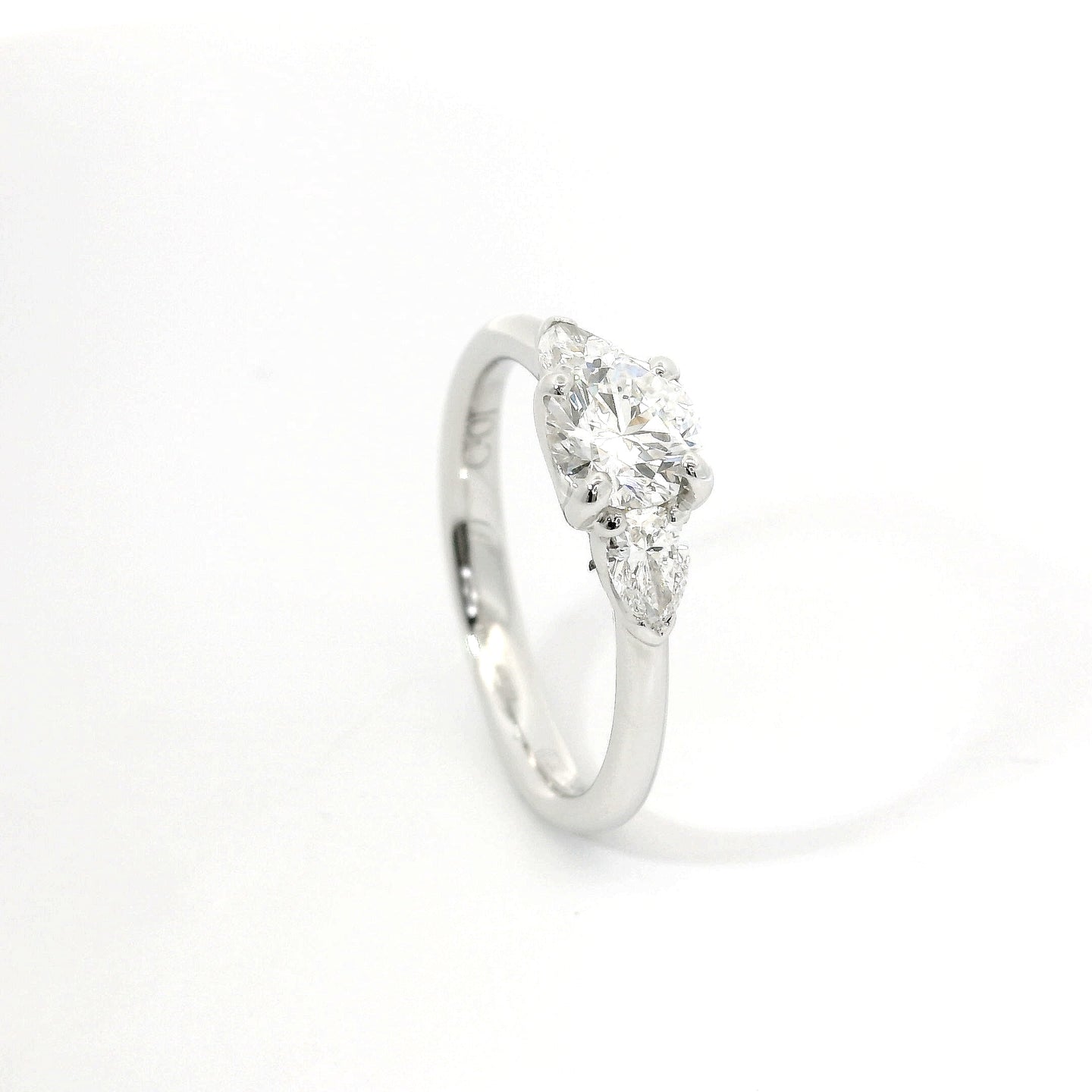 Trilogy in oro bianco con diamante centrale  lab-grown taglio brillante e 2 diamanti  lab-grown a goccia sul gambo, 1,02 carati.