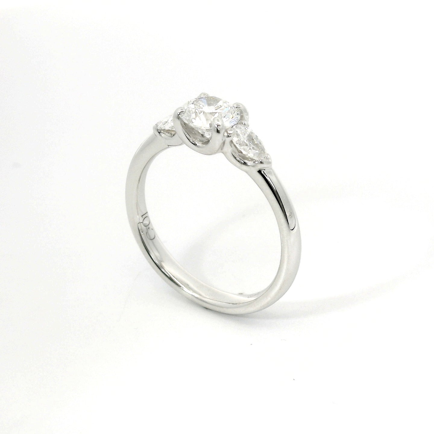 Trilogy in oro bianco con diamante centrale  lab-grown taglio brillante e 2 diamanti  lab-grown a goccia sul gambo, 1,02 carati.