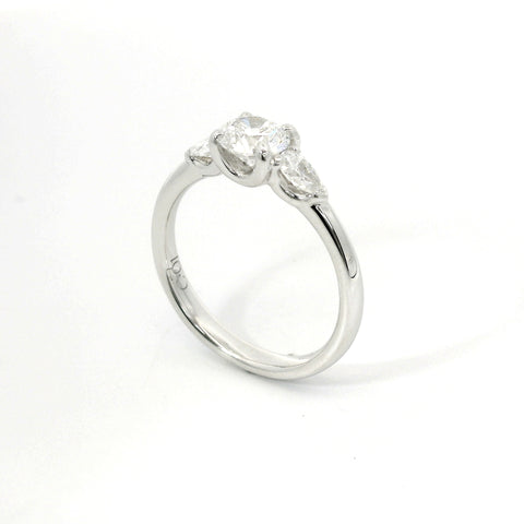 Trilogy in oro bianco con diamante centrale  lab-grown taglio brillante e 2 diamanti  lab-grown a goccia sul gambo, 1,02 carati.