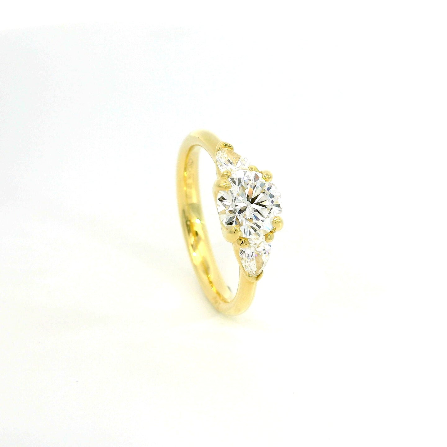 Trilogy in oro giallo con diamante centrale lab-grown taglio brillante e 2 diamanti taglio goccia, 1,40 carati.