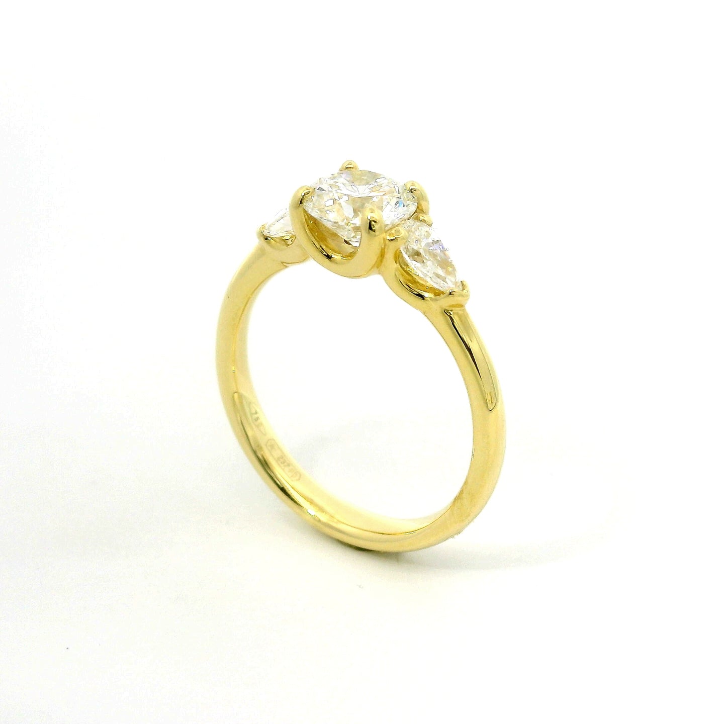 Trilogy in oro giallo con diamante centrale lab-grown taglio brillante e 2 diamanti taglio goccia, 1,40 carati.