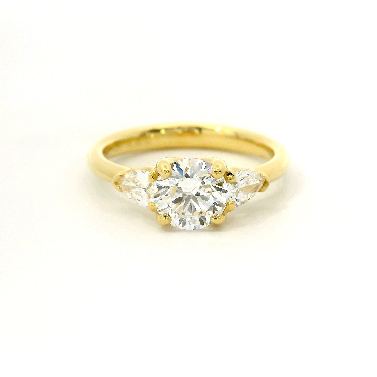 Trilogy in oro giallo con diamante centrale lab-grown taglio brillante e 2 diamanti taglio goccia, 1,40 carati.