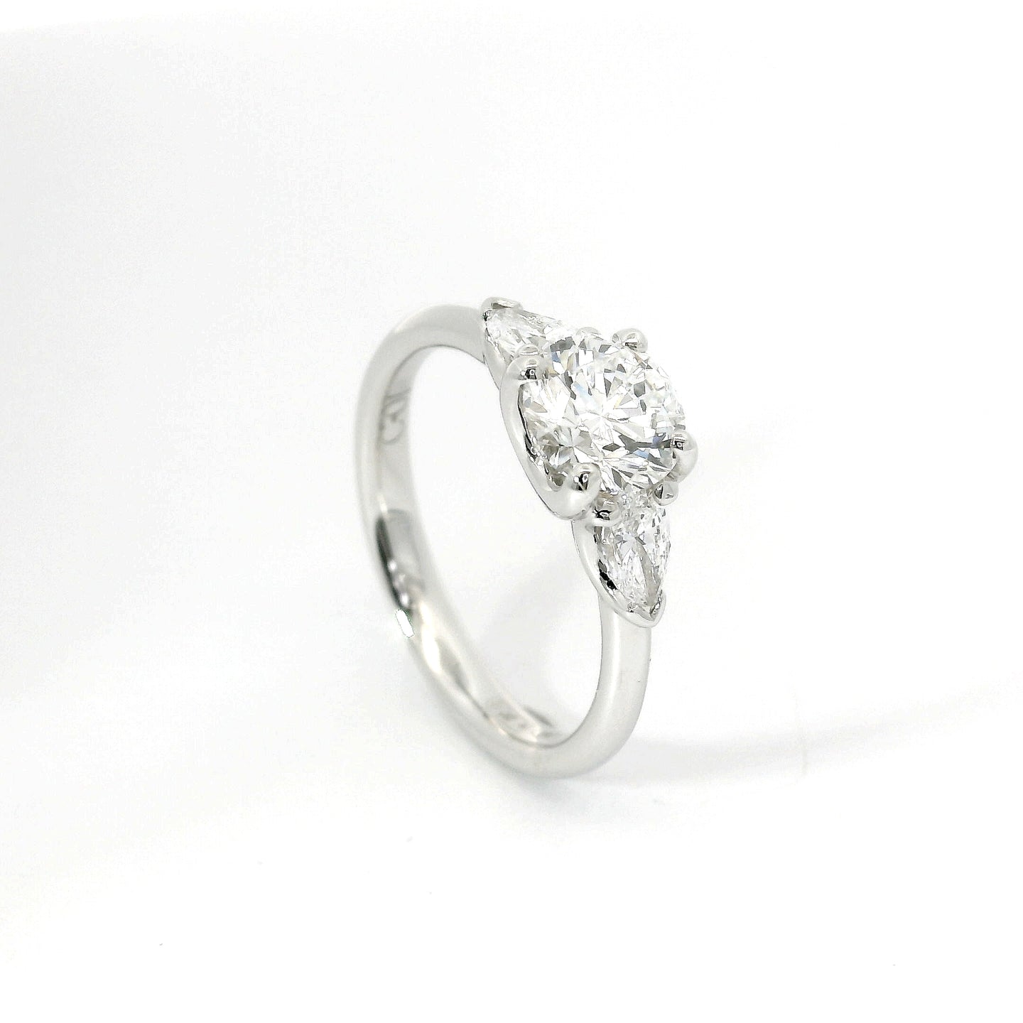 Trilogy in oro bianco con diamante centrale  lab-grown taglio brillante e 2  diamanti  lab-grown a goccia sul gambo, 1,40 carati.