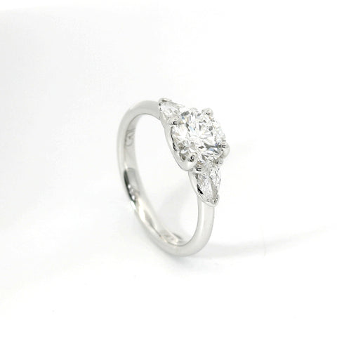 Trilogy in oro bianco con diamante centrale  lab-grown taglio brillante e 2  diamanti  lab-grown a goccia sul gambo, 1,40 carati.