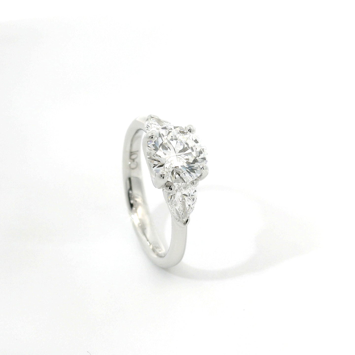 Trilogy in oro bianco con diamante centrale lab-grown taglio brillante e 2 diamanti lab-grown a goccia sul gambo, 2,10 carati.