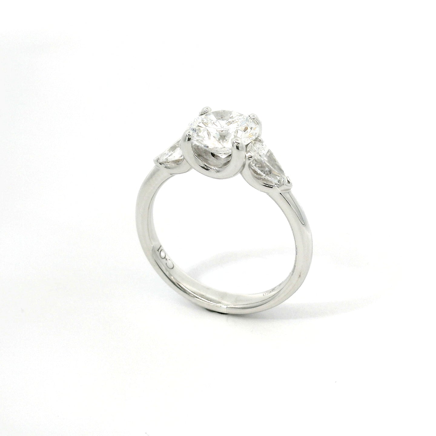 Trilogy in oro bianco con diamante centrale lab-grown taglio brillante e 2 diamanti lab-grown a goccia sul gambo, 2,10 carati.