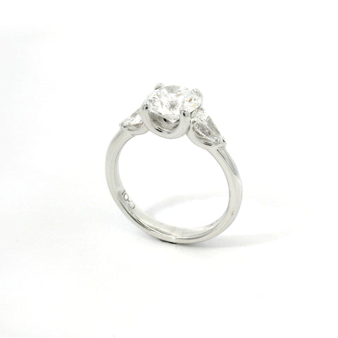 Trilogy in oro bianco con diamante centrale lab-grown taglio brillante e 2 diamanti lab-grown a goccia sul gambo, 2,10 carati.