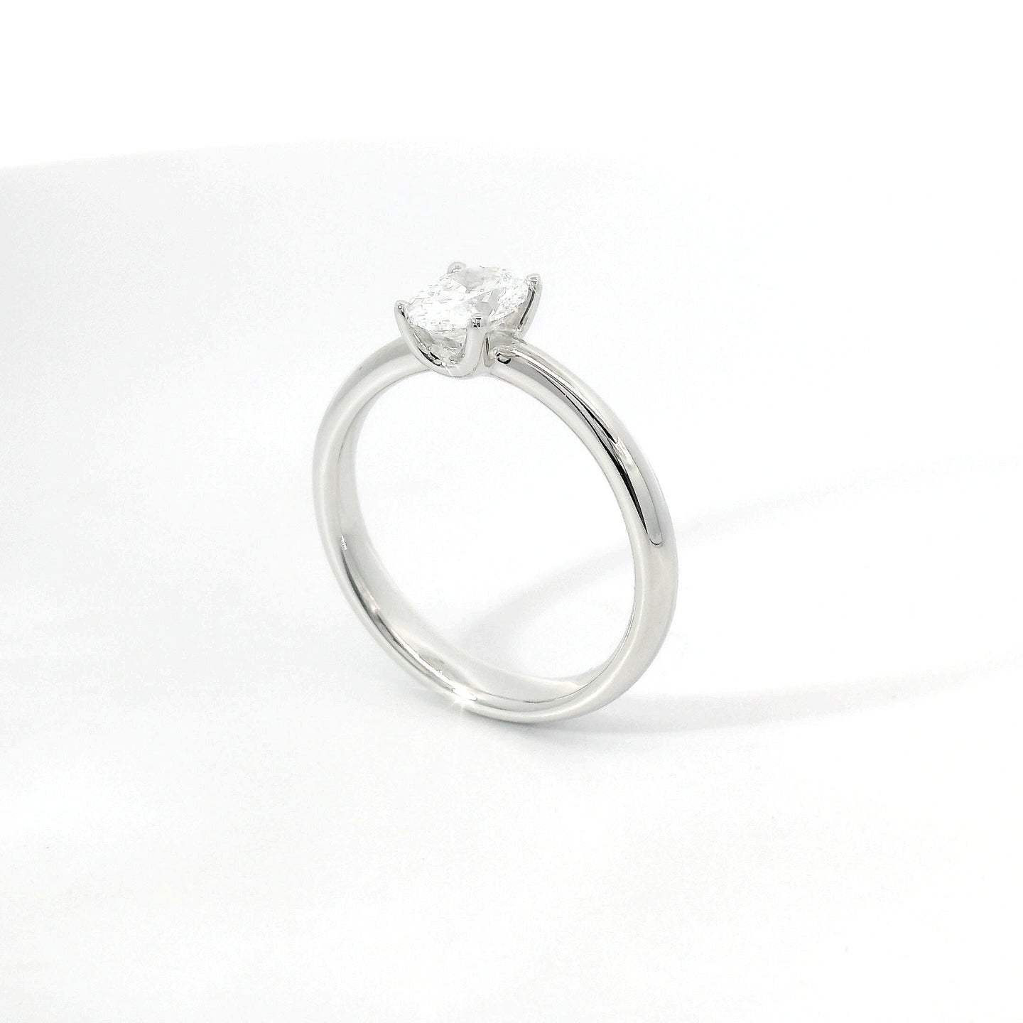 Solitario in oro bianco con diamante lab-grown taglio ovale, 0,71 carati.