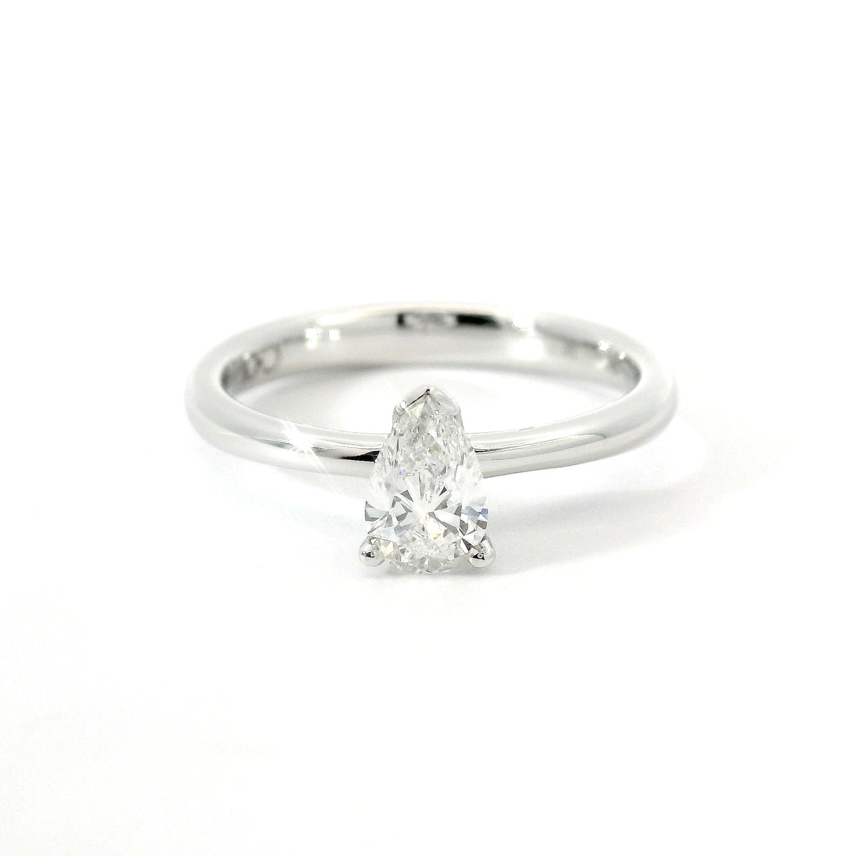 Solitaire in white gold with a 1.54 carat pear-cut lab-grown diamond.