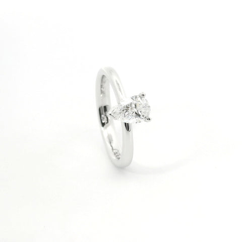 Solitario in oro bianco con diamante lab-grown taglio goccia, 0,74 carati.