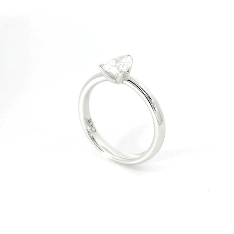 Solitario in oro bianco con diamante lab-grown taglio goccia, 0,74 carati.