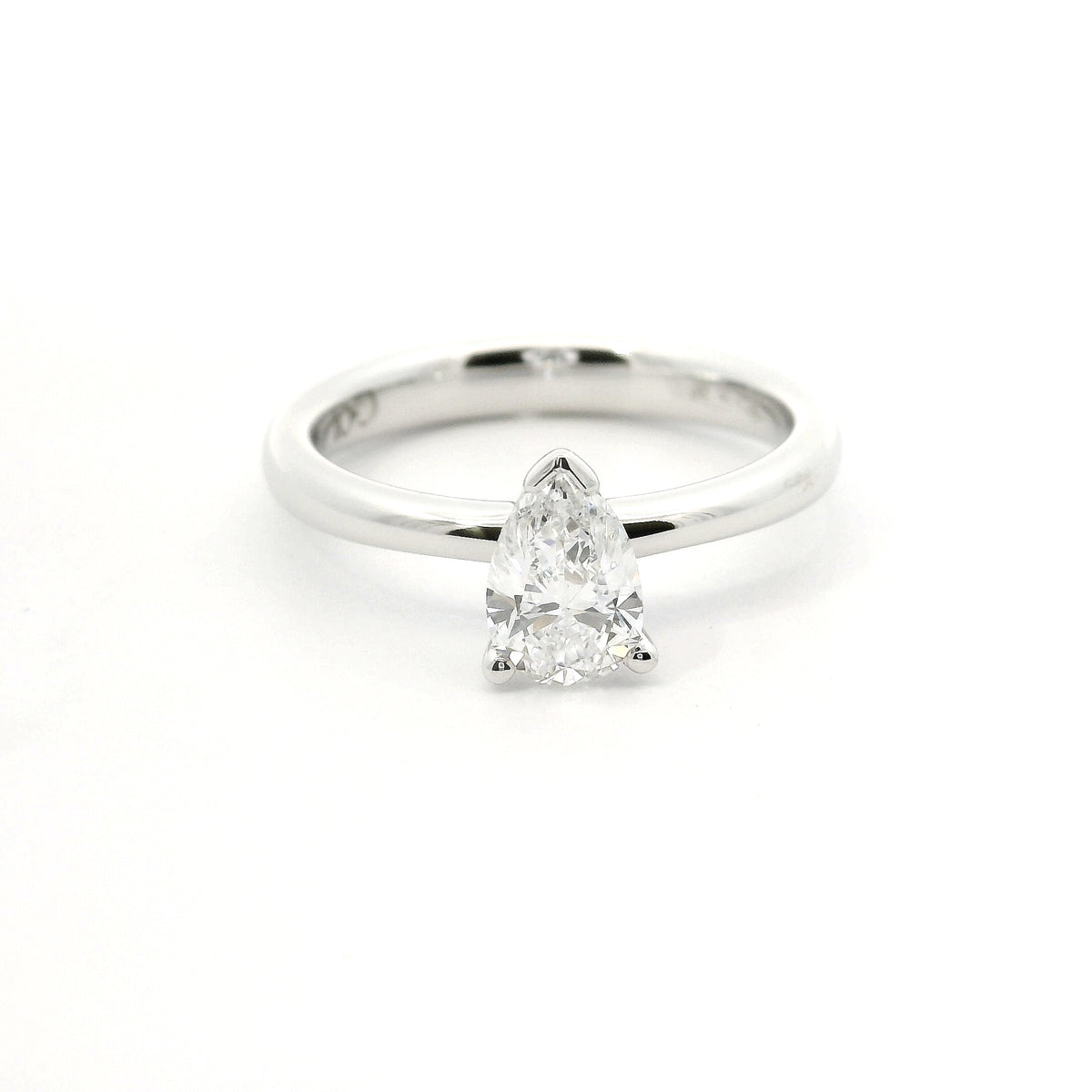 Solitaire in white gold with a 1.54 carat pear-cut lab-grown diamond.