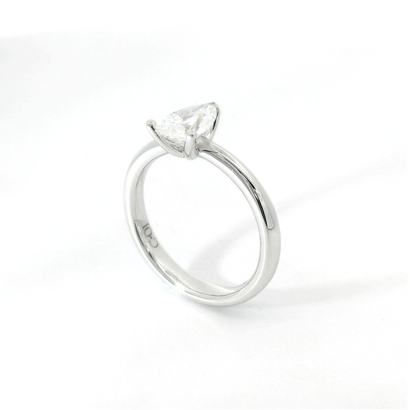 Solitario in oro bianco con diamante lab-grown taglio goccia, 1,00 carati.
