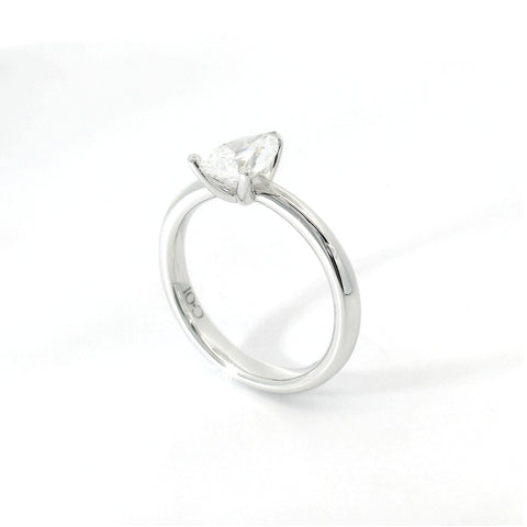 Solitario in oro bianco con diamante lab-grown taglio goccia, 1,00 carati.