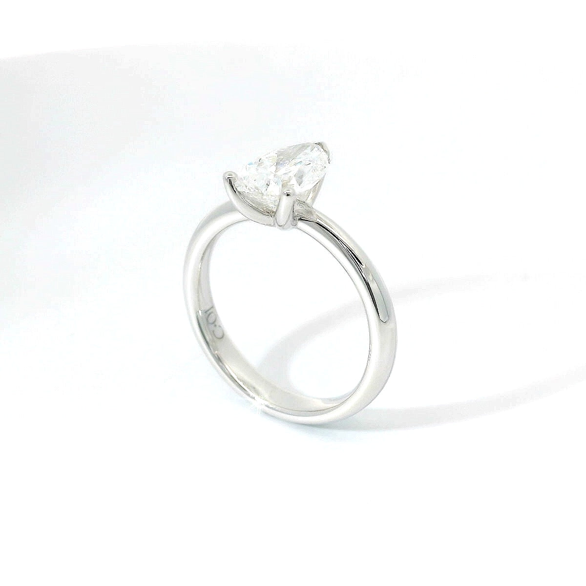 Solitaire in white gold with a 1.54 carat pear-cut lab-grown diamond.