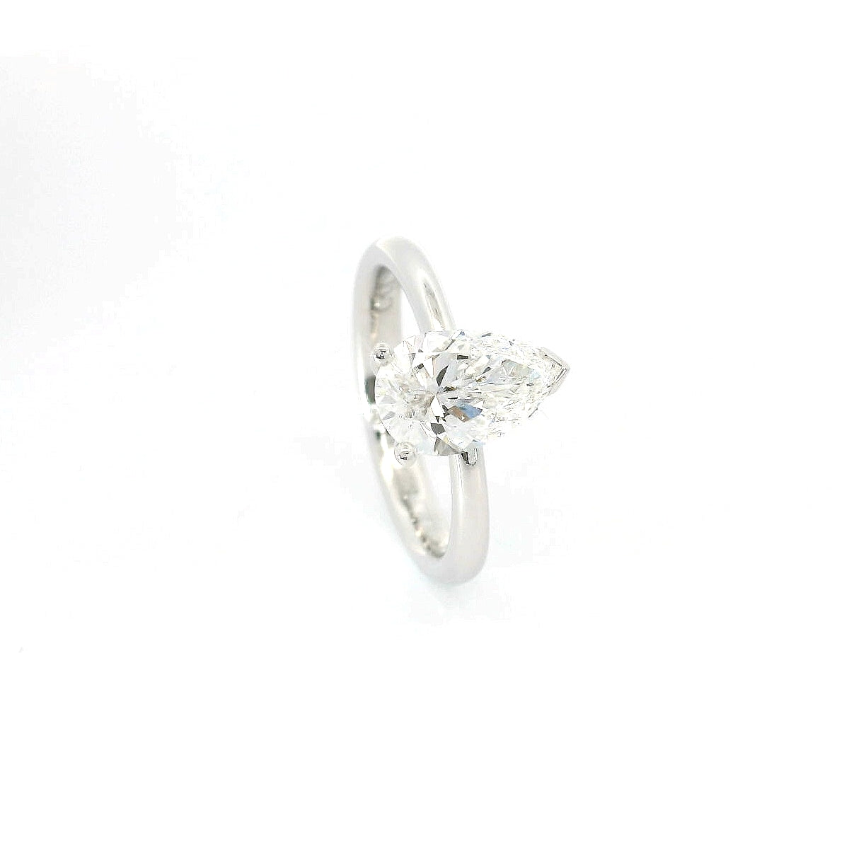 Solitaire in white gold with a 1.54 carat pear-cut lab-grown diamond.