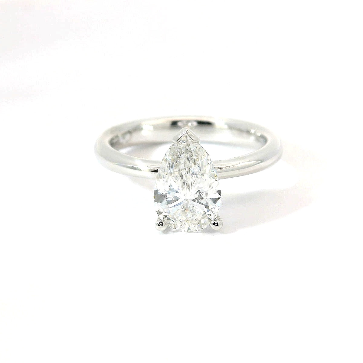 Solitaire in white gold with a 1.54 carat pear-cut lab-grown diamond.