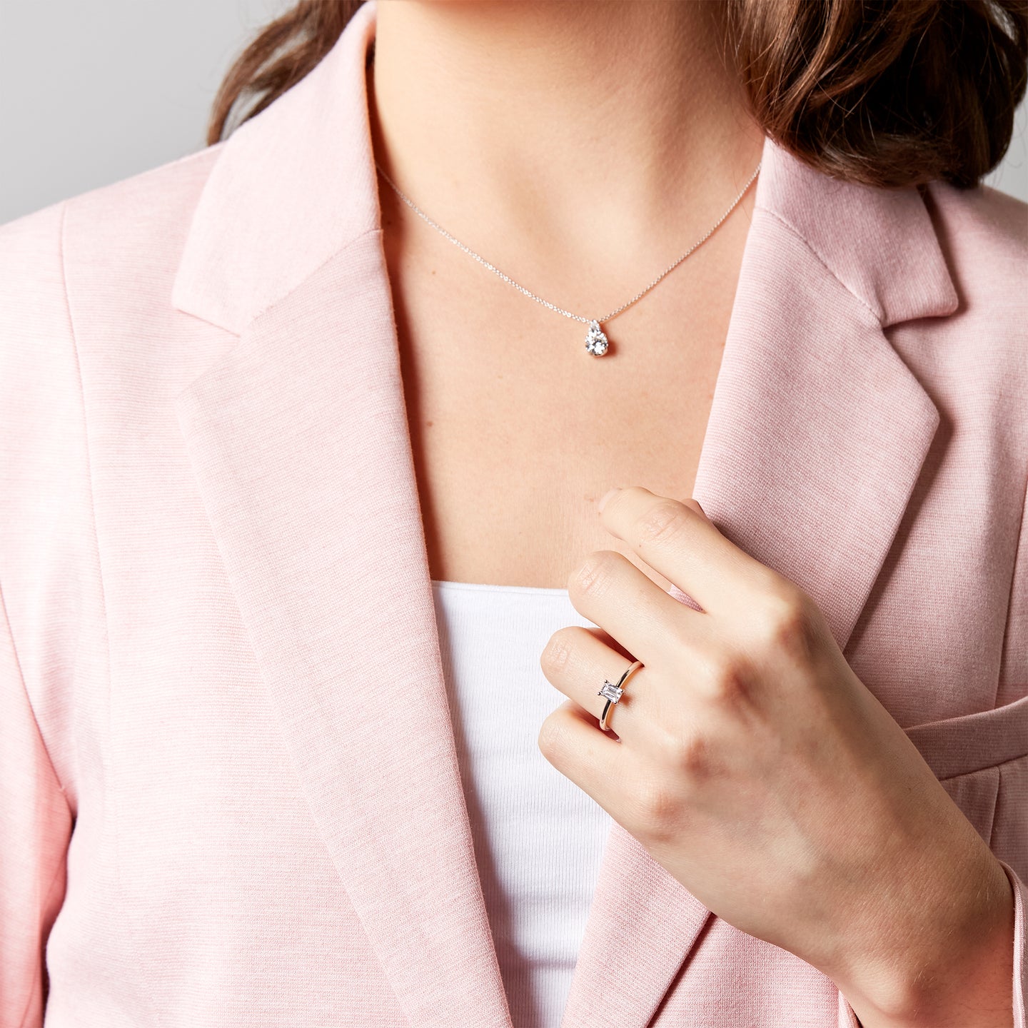 Solitario in oro bianco con diamante lab-grown taglio smeraldo, 0,51 carati.