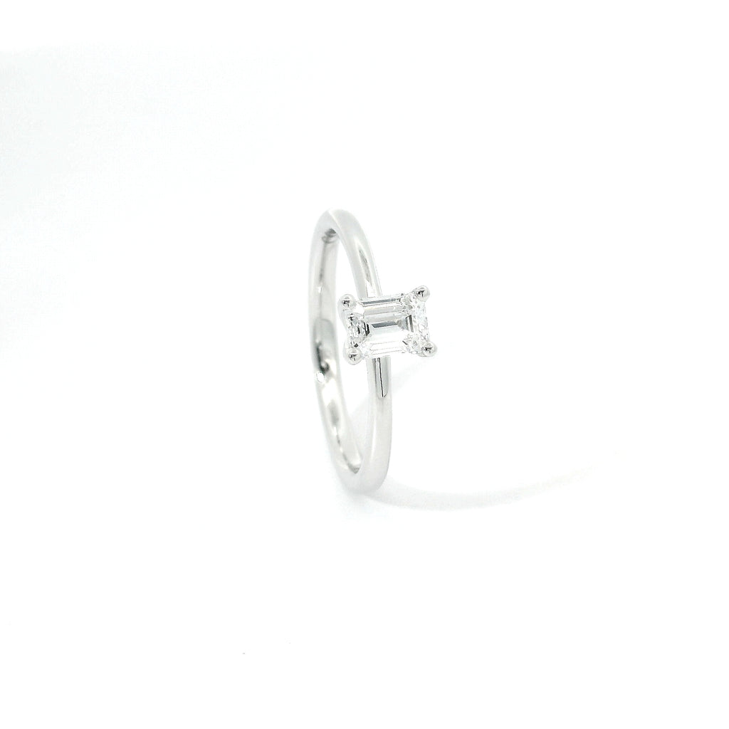 Solitaire in white gold with emerald-cut lab-grown diamond, 1.00 carats.